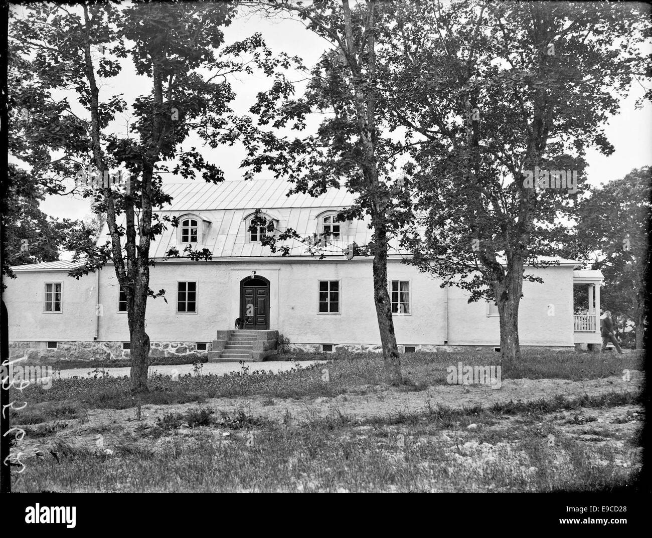 Cette photographie montre un lieu non identifié en Finlande, capturé par Svenska litteratursällskapet. L'image représente un lieu inconnu, reflétant les paysages finlandais et l'architecture de l'époque. Banque D'Images Cette photographie montre un lieu non identifié en Finlande, capturé par Svenska litteratursällskapet. L'image représente un lieu inconnu, reflétant les paysages finlandais et l'architecture de l'époque. Banque D'Images