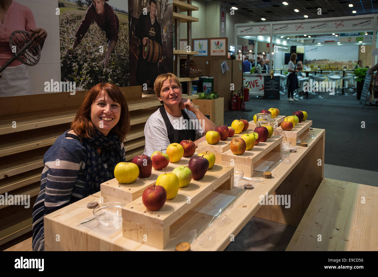 Turin, Piémont, Italie. 24 Oct, 2014. Le Salone del Gusto e Terra Madre - Torino Lingotto -23 - 27 octobre 2014 - Stand Regional du Trentin - Pommes Crédit : Realy Easy Star/Alamy Live News Banque D'Images