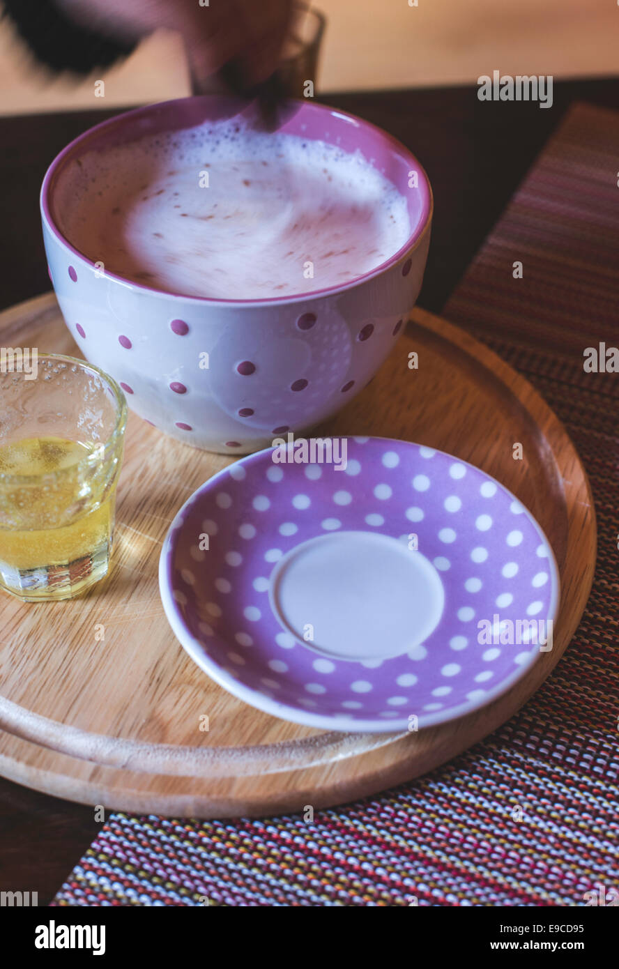 Le lait et le miel dans un bar. Tasse couleur violet Banque D'Images