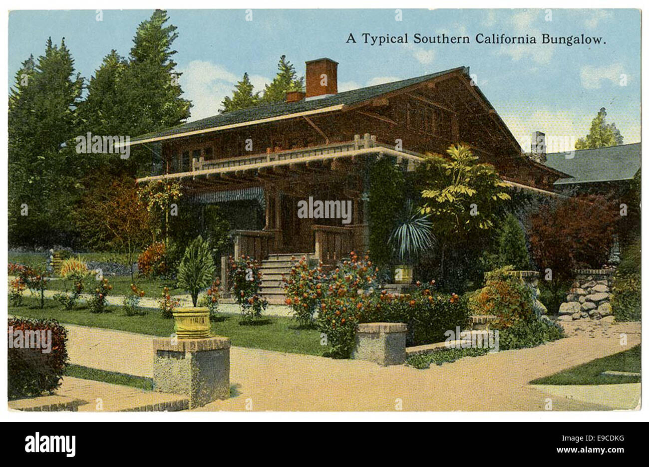 Une photographie d'un bungalow typique du sud de la Californie, mettant en valeur ses caractéristiques architecturales emblématiques comme un toit bas et un porche avant. Le style bungalow était populaire au début du XXe siècle en Californie. Banque D'Images