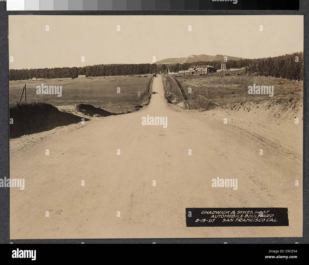 Une publicité historique de Chadwick & Sykes, Inc, présentant leur automobile Boulevard à San Francisco, Californie. La photo, datée de 1907, met en évidence les débuts du développement automobile dans la région. Banque D'Images