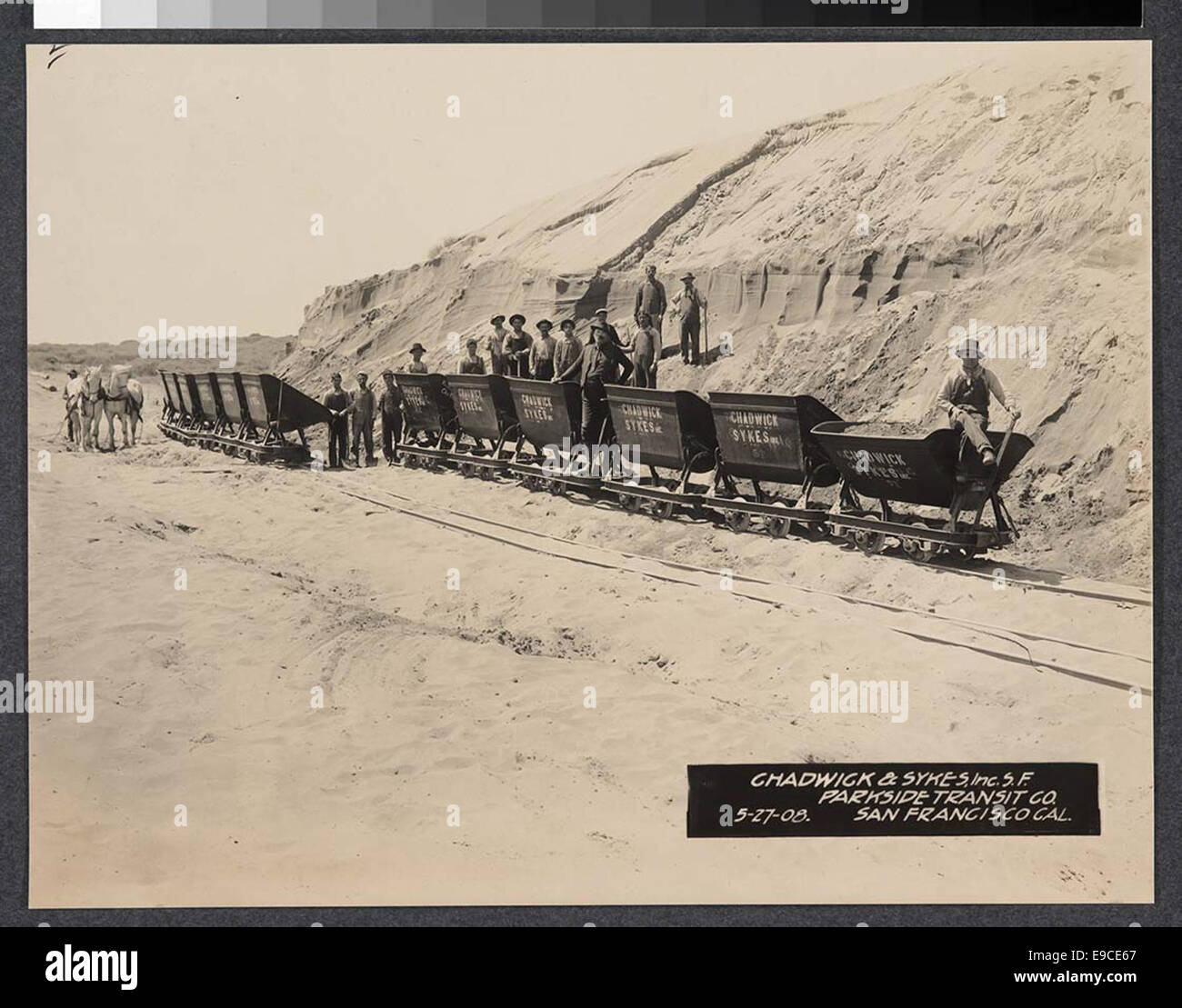 Une photographie du 27 mai 1908, montrant les opérations de Chadwick & Sykes, Inc, et Parkside transit Co. À San Francisco. L'image capture la scène du transport urbain au début du XXe siècle. Banque D'Images