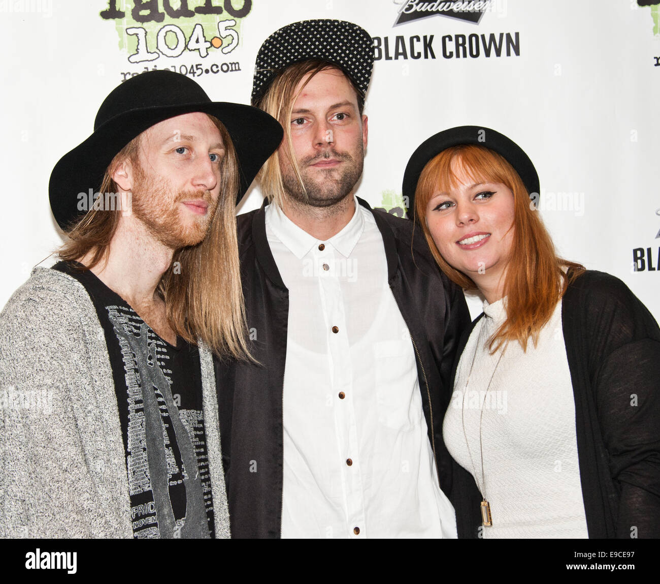 Bala Cynwyd, Pennsylvania, USA. 24 octobre, 2014. (L à R) Claes Carlström, Petter Wesslander Hedene Ida et du groupe de rock indie pop suédois comme la natation posent à Radio 145,5 millions aujourd''s Performance Theatre le 24 octobre 2014 à Bala Cynwyd, Pennsylvania, United States. Crédit : Paul Froggatt/Alamy Live News Banque D'Images