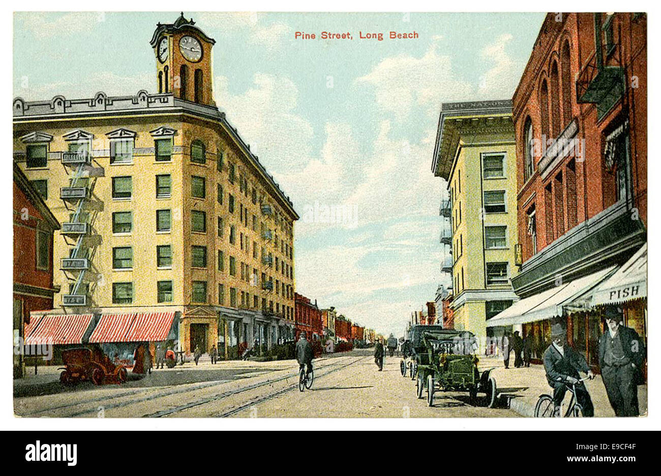 Une photographie de Pine Street à long Beach, Californie, capturant la scène de rue et l'architecture typique de la région. Banque D'Images