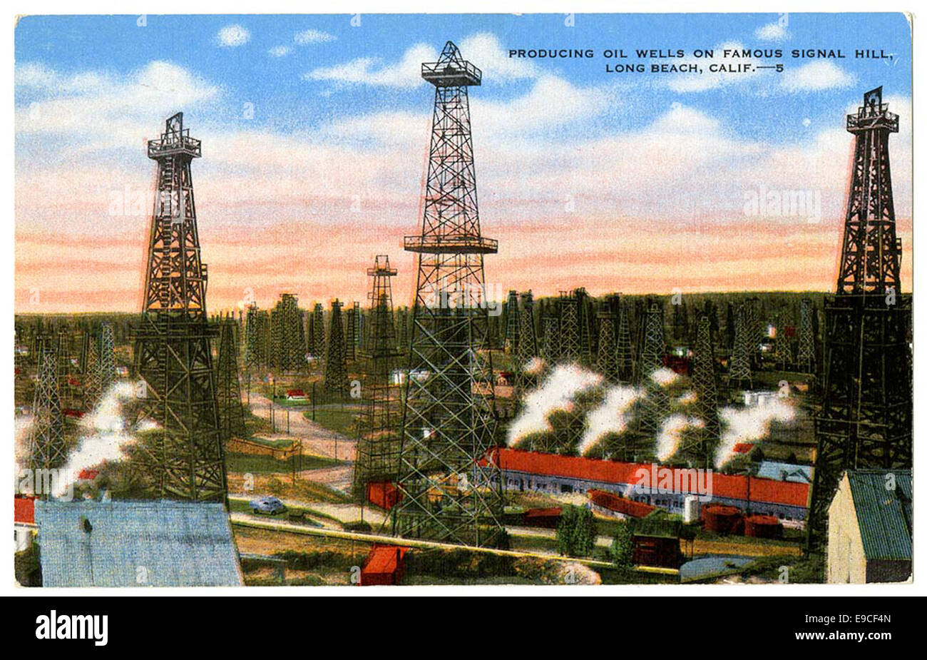 Cette photographie montre des puits de pétrole en cours de forage sur la célèbre colline signal Hill à long Beach, en Californie. Connu pour son histoire de production pétrolière, signal Hill a joué un rôle important dans l'industrie pétrolière californienne au début du XXe siècle. Banque D'Images