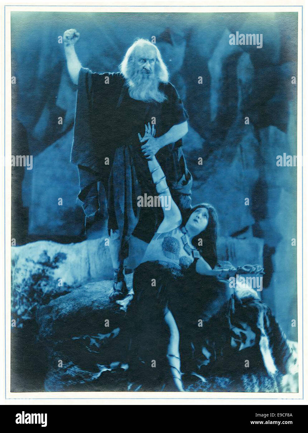 Une photographie représentant une scène du film épique de Cecil B. DeMille de 1956 *les dix Commandements*. L'image montre un moment dramatique de la production du film. Banque D'Images