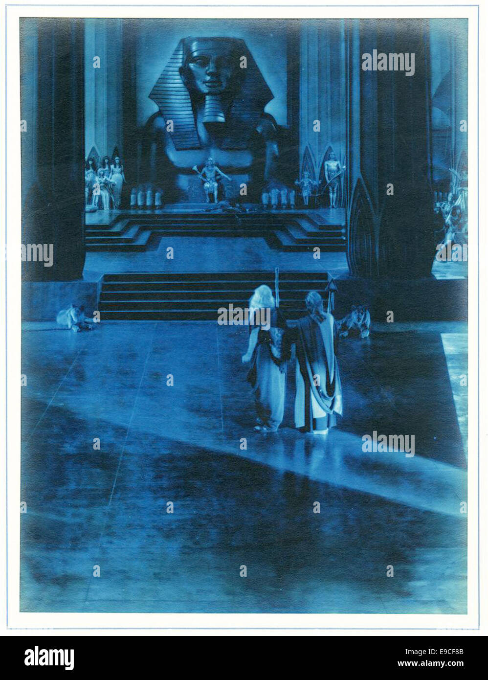 Cette scène du film épique de Cecil B. DeMille *les dix Commandements* montre un moment charnière du film, capturant la grandeur et la représentation dramatique de l'histoire ancienne. Banque D'Images