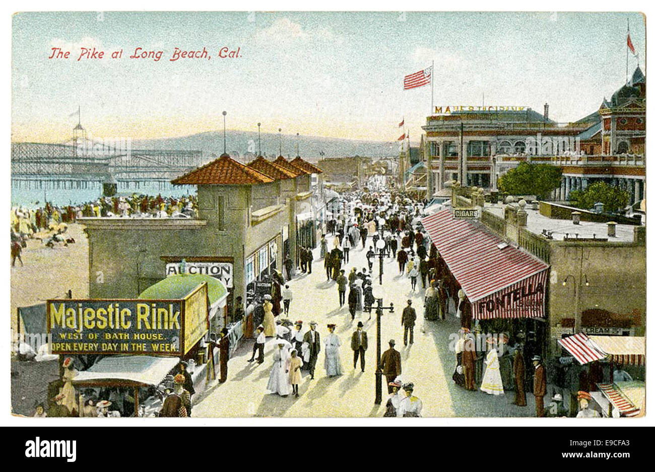 Cette image représente la célèbre zone d'amusement Pike à long Beach, en Californie. Connu pour ses manèges et ses attractions, le Pike était une destination touristique populaire au début du XXe siècle. Banque D'Images