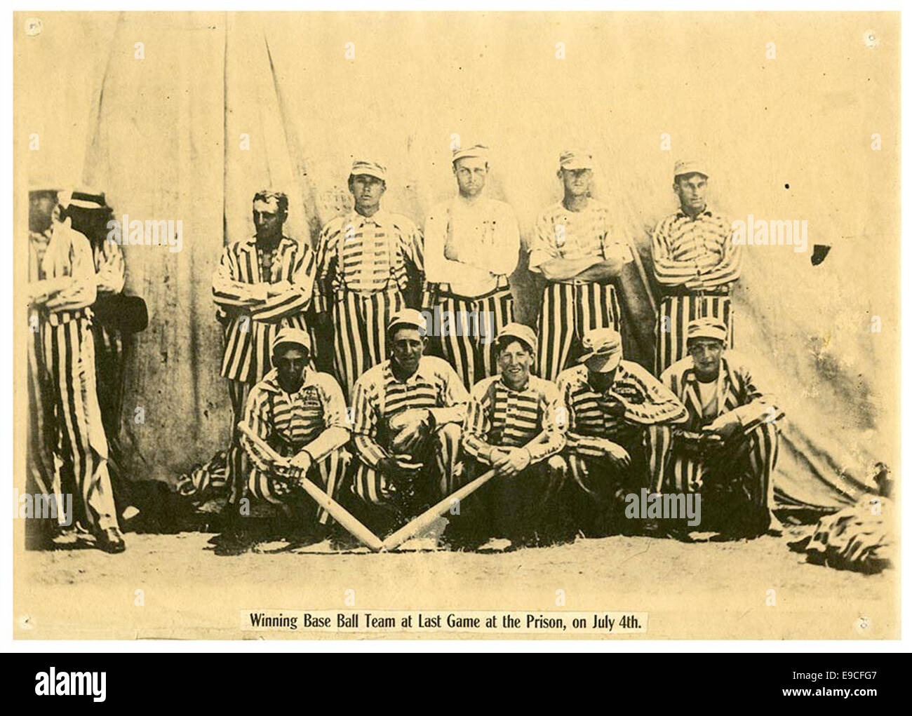 Une photo de l’équipe de baseball gagnante après leur dernier match à la prison de San Quentin le 4 juillet. L’événement marque un moment historique dans l’histoire sportive de la prison et le rôle du baseball dans la réhabilitation des prisonniers. Banque D'Images