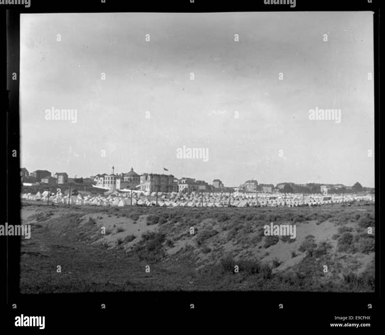 Une photographie du camp Merritt, San Francisco, montrant des soldats d'infanterie volontaires pendant la guerre hispano-américaine. L'image illustre l'état de préparation militaire et l'histoire du conflit. Banque D'Images