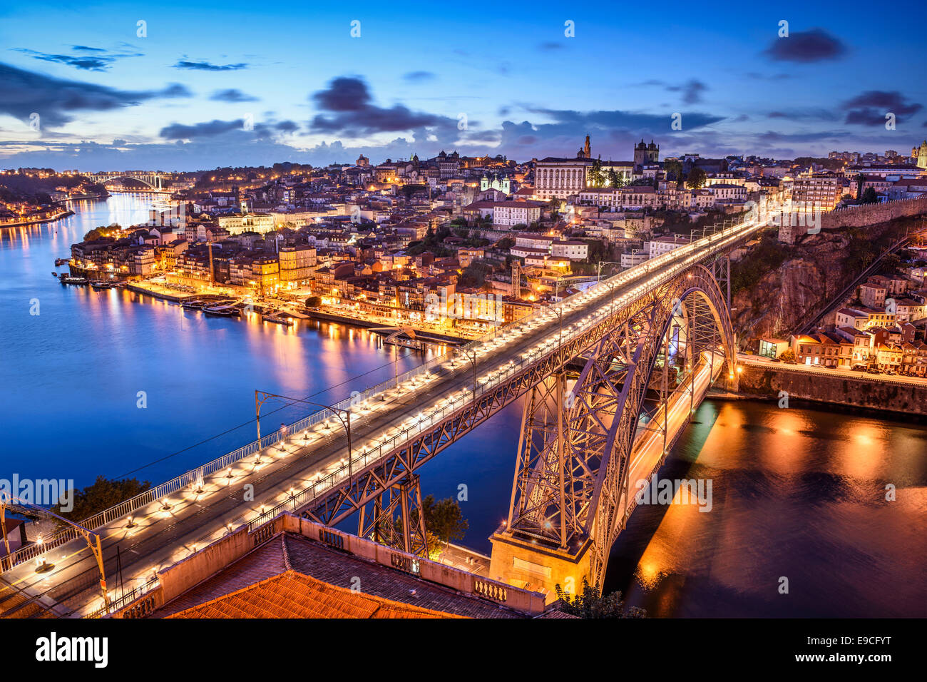 Porto, Portugal cityscape sur le fleuve Douro. Banque D'Images