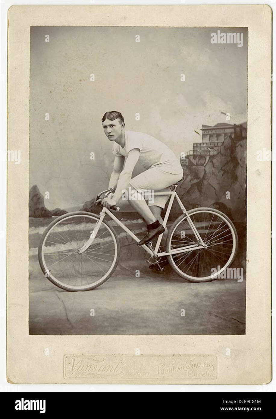 Une photographie d'un vélo de course pneumatique de sécurité, mettant en valeur les premières avancées de la technologie cycliste. Les pneus ont été une innovation importante pour améliorer le confort et les performances en course. Banque D'Images