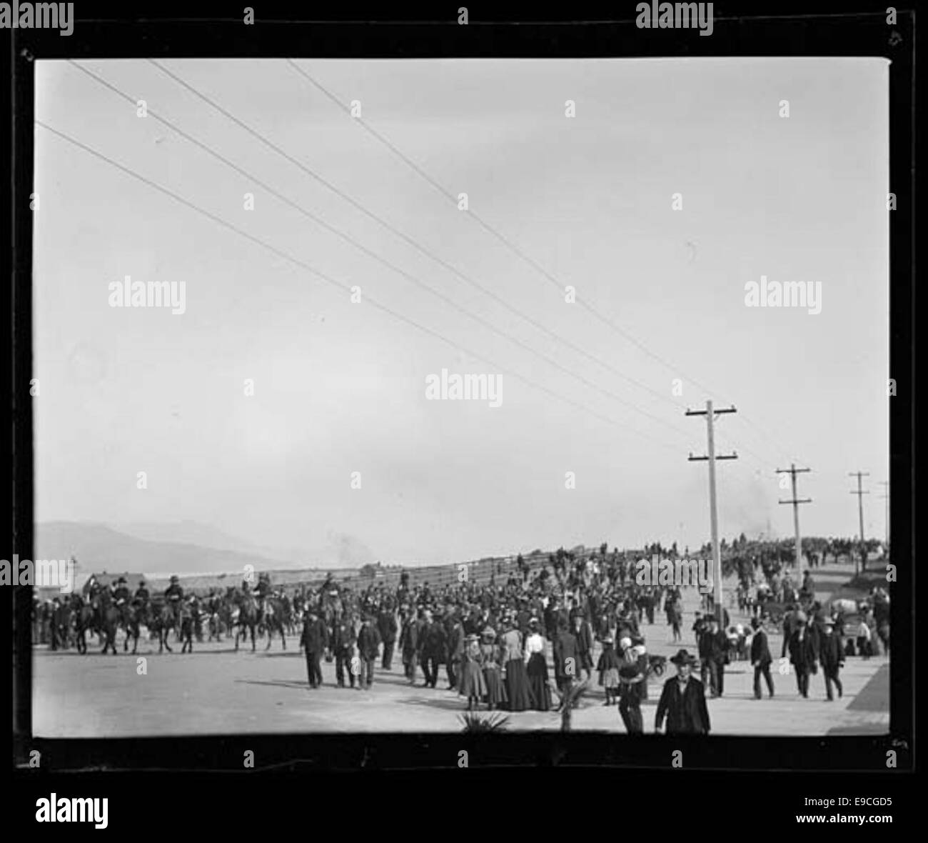 Une photographie montrant une expédition d'infanterie volontaire quittant San Francisco pour Manille pendant la guerre hispano-américaine. L'image montre des soldats marchant le long de l'avenue Van Ness, un départ important pour l'effort de guerre. Banque D'Images