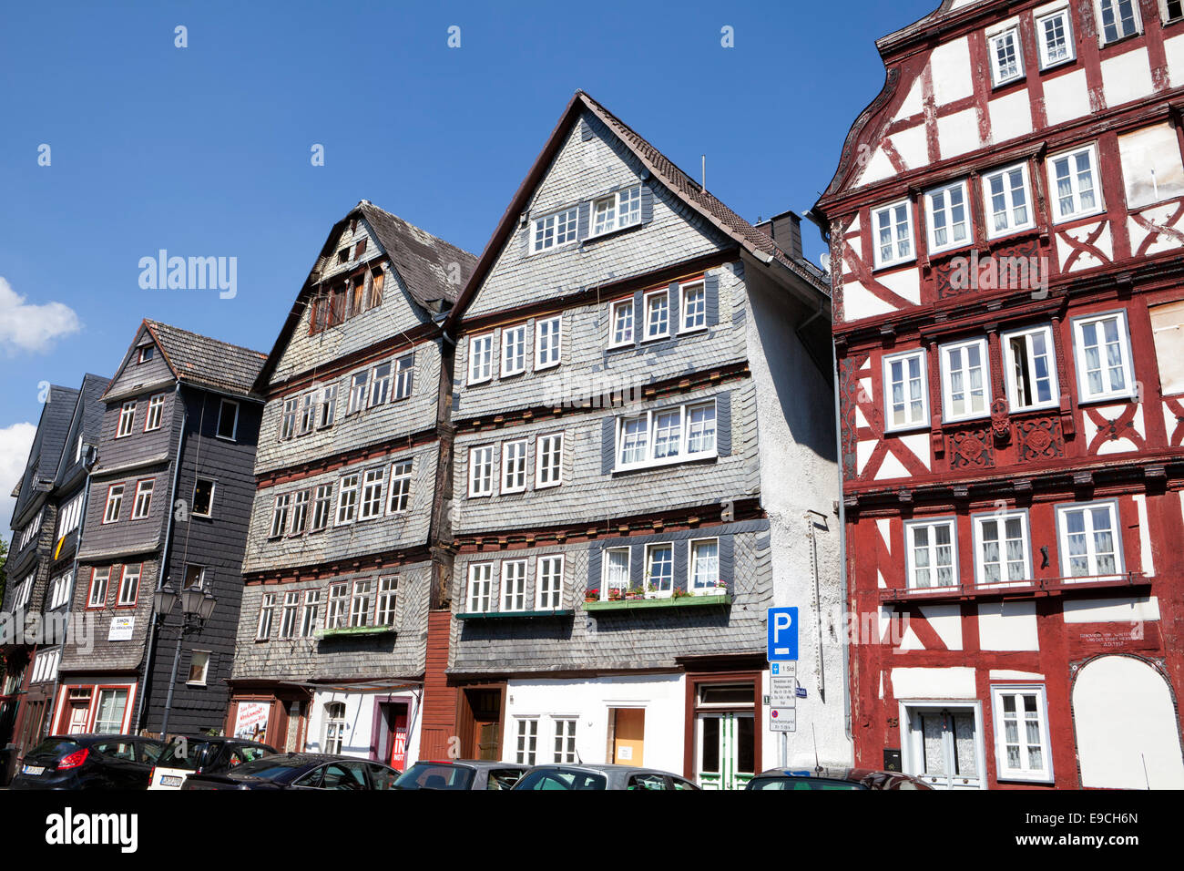 Restauré et pas encore maisons restaurées, marché des céréales, Kornmarkt vieille ville historique de Herborn, Hesse, Germany, Europe, Banque D'Images