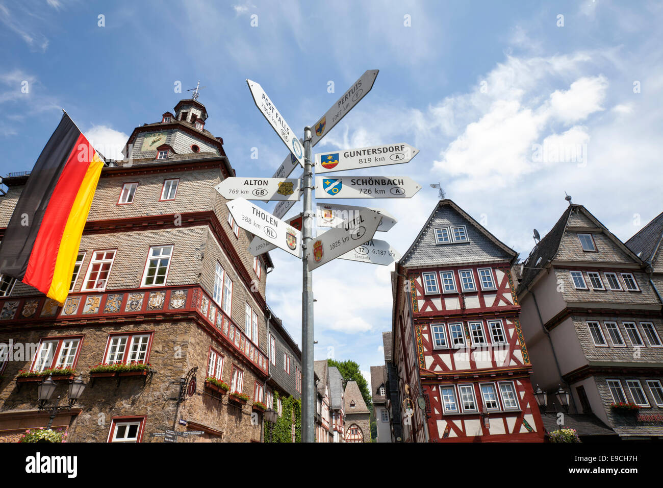 L'hôtel de ville, marché du beurre, Buttermarkt Signpost, villes partenaires, vieille ville historique de Herborn, Hesse, Germany, Europe, Banque D'Images