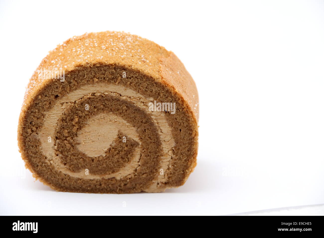 Un café Swiss Roll Cake fond blanc. Banque D'Images