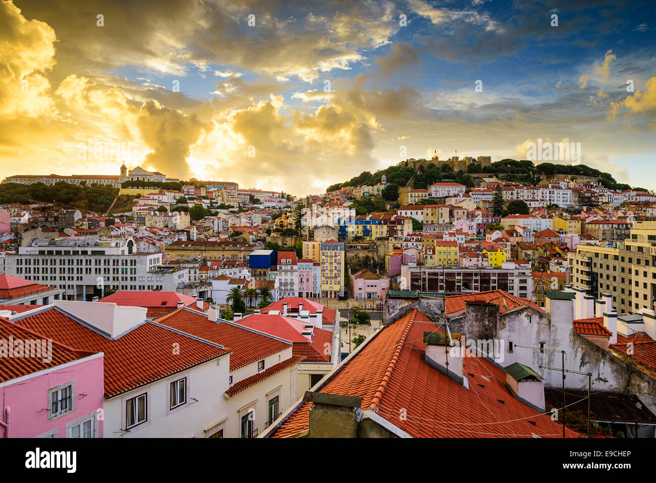 Lisbonne, Porgual Skyline Dawn vers le château Sao Jorge. Banque D'Images