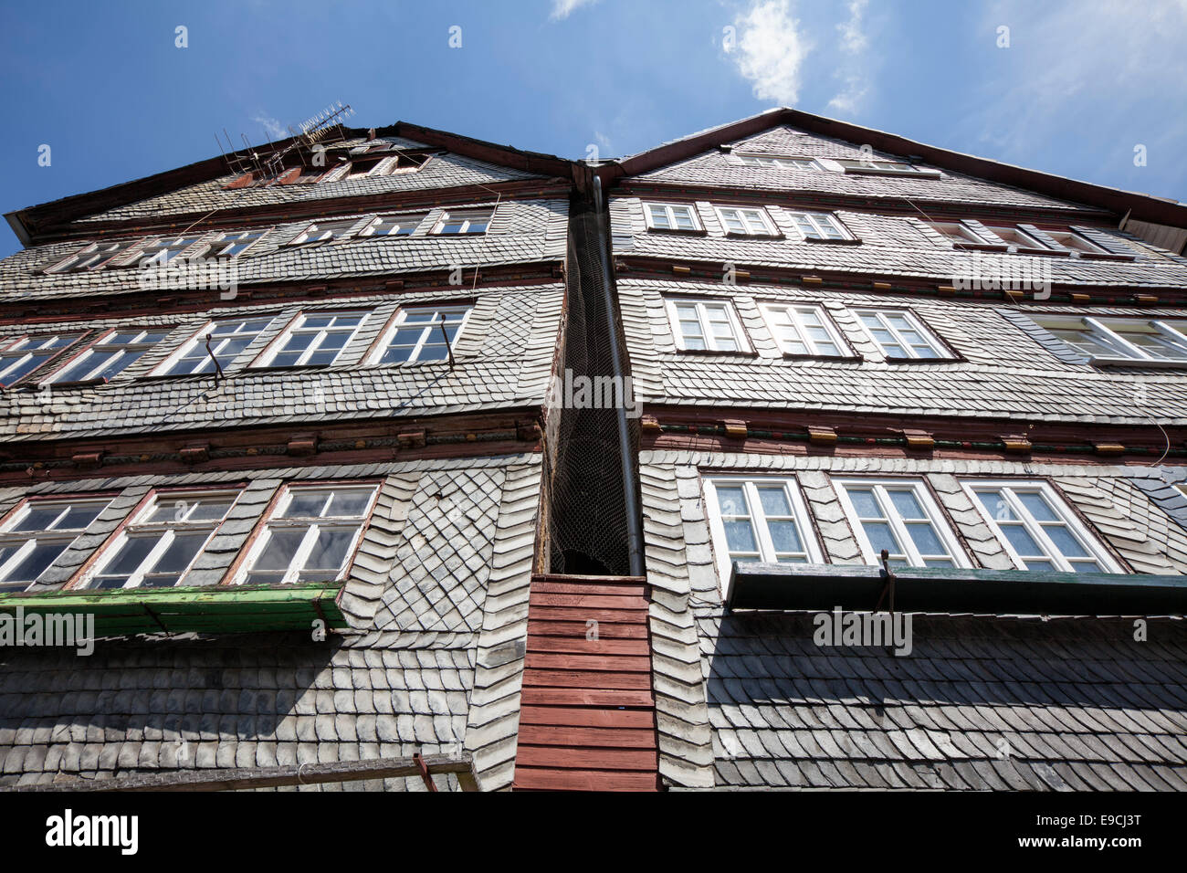 Restauré et pas encore maisons restaurées, marché des céréales, Kornmarkt vieille ville historique de Herborn, Hesse, Germany, Europe Banque D'Images