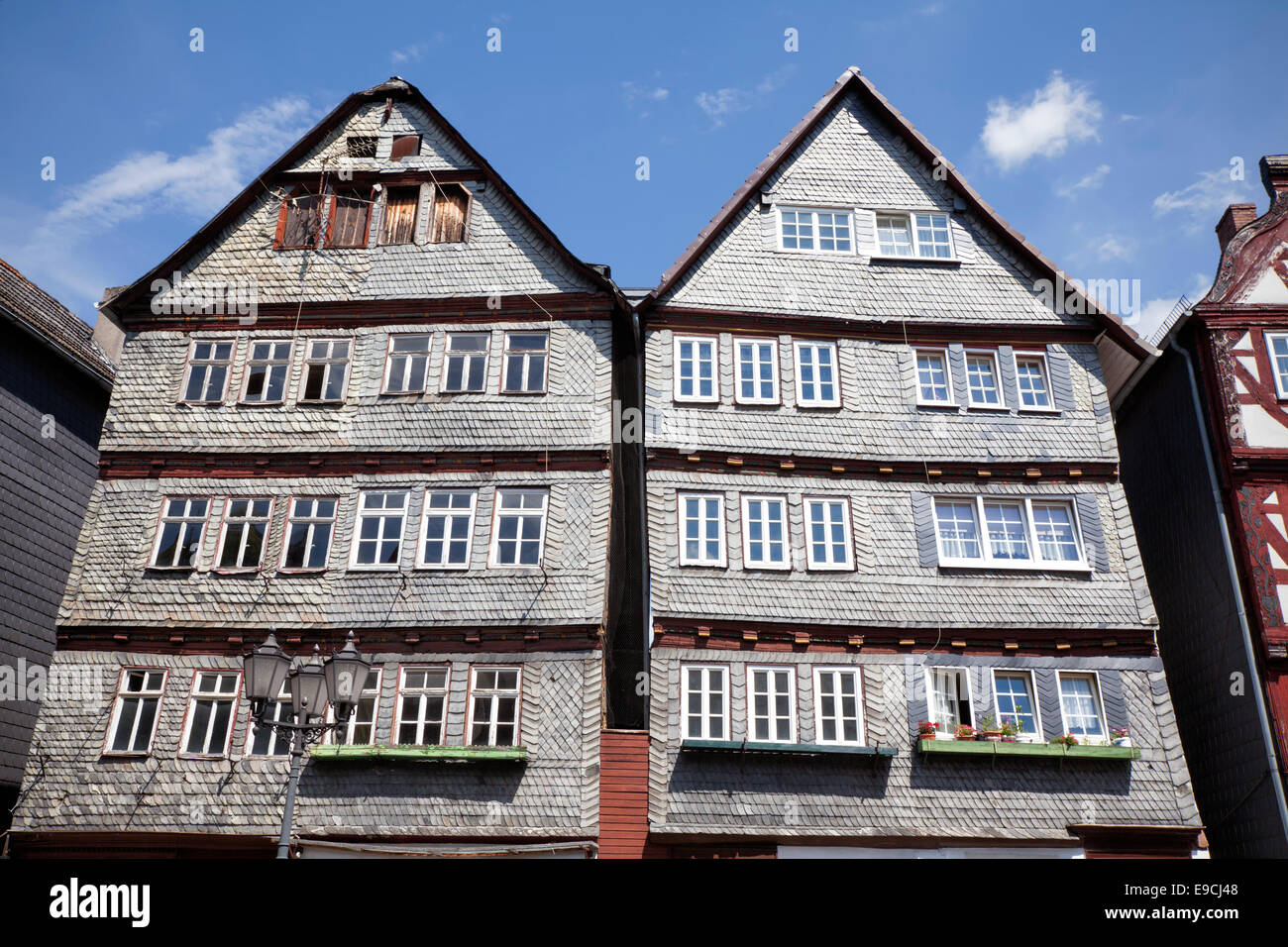 Restauré et pas encore maisons restaurées, marché des céréales, Kornmarkt vieille ville historique de Herborn, Hesse, Germany, Europe, Banque D'Images