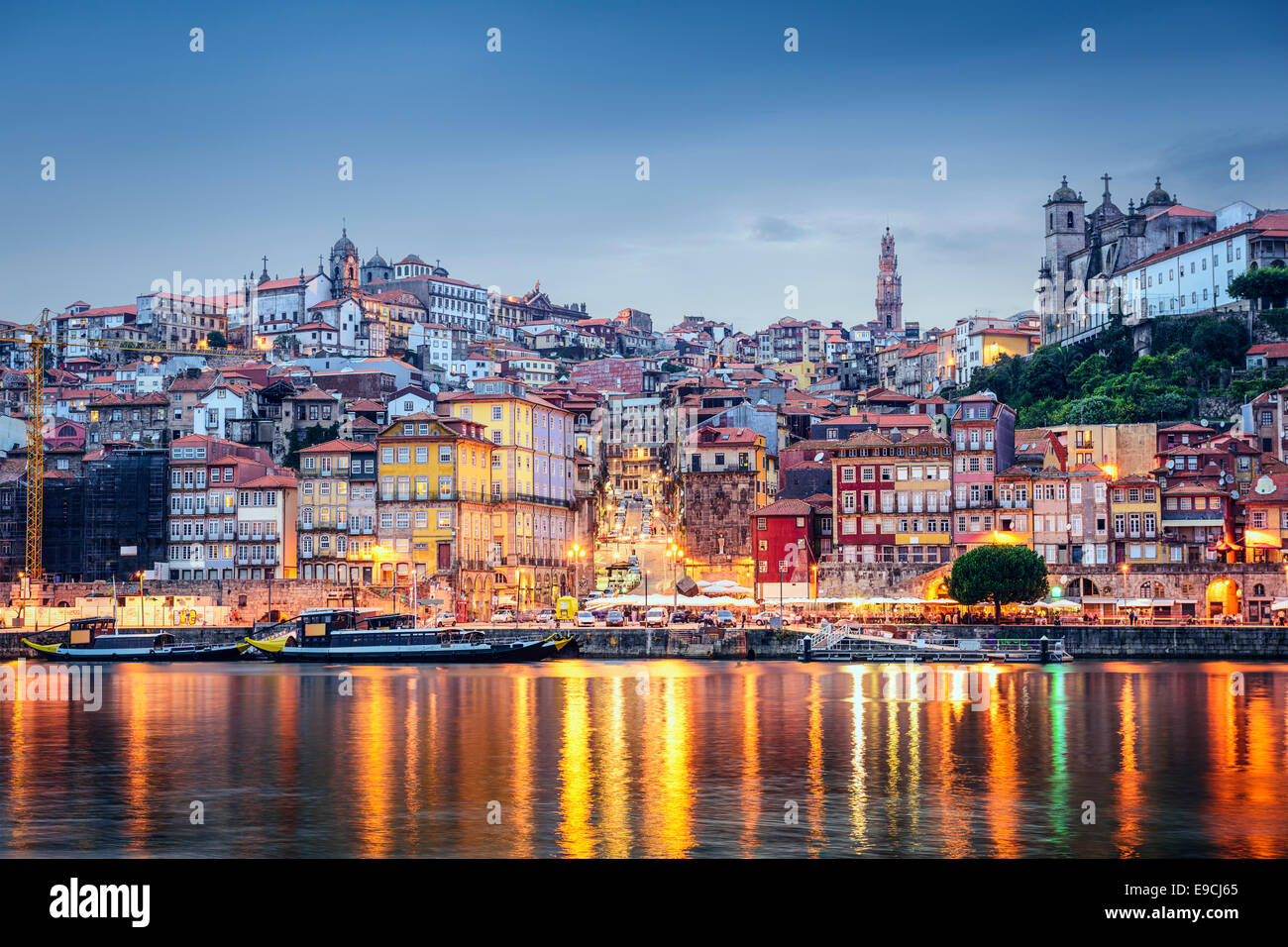 Porto, Portugal paysage urbain à travers le fleuve Douro. Banque D'Images