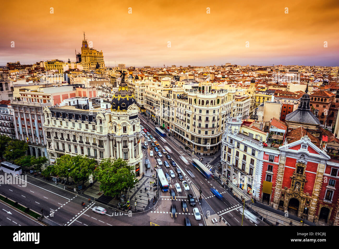 Madrid, Espagne au-dessus de la ville la rue commerçante Gran Via. Banque D'Images