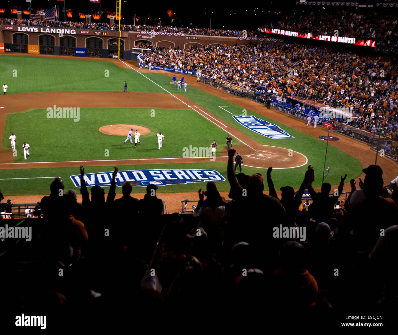 San Francisco. 24 Oct, 2014. California USA. Fans cheer comme les Giants de San Francisco fin haut de la 8e manche, au cours de trois jeux de la Série mondiale entre les Giants de San Francisco et le Kansas City Royals au AT&amp;T Park à San Francisco, Californie, USA. Credit : Action Plus Sport/Alamy Live News Banque D'Images