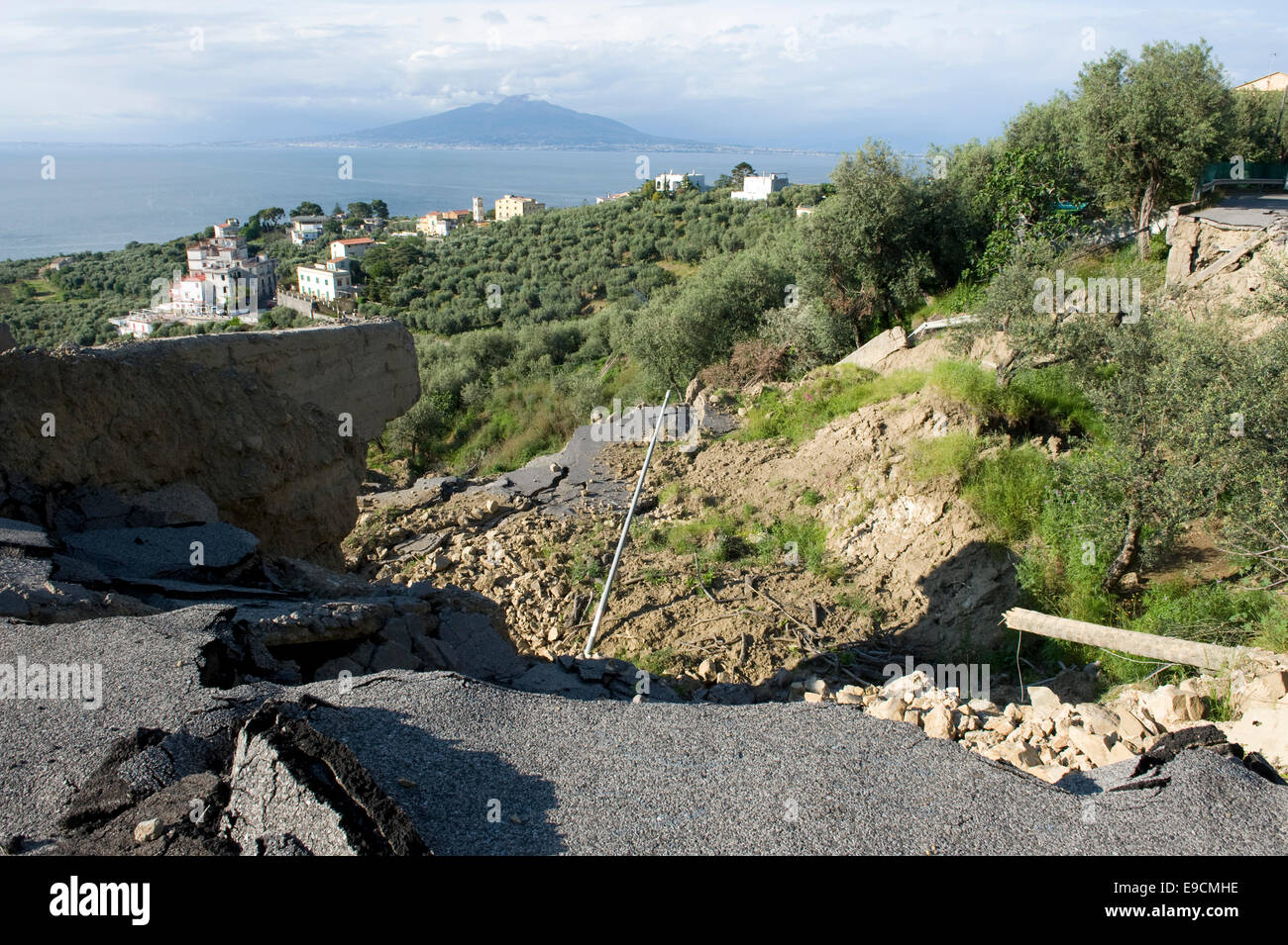 Les dommages par inondation une route côtière à travers les oliveraies et les terres agricoles, qui s'est effondré après de fortes pluies sur la baie de Naples près de S Banque D'Images