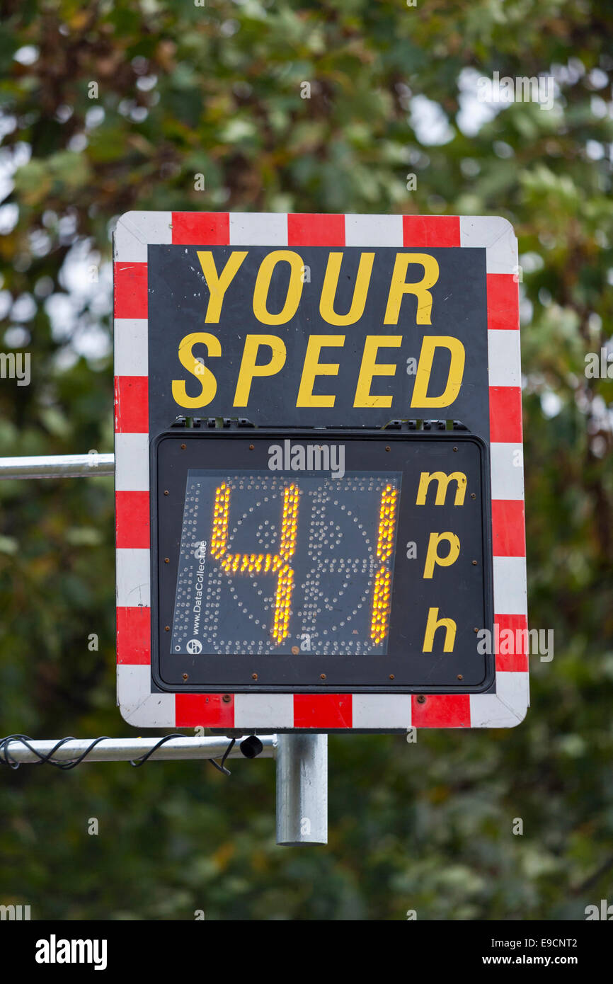 L'indicateur de vitesse (SID) dans le Kent sur une 30 mph milles par heure de route : il affiche la vitesse de voiture / véhicule. Banque D'Images