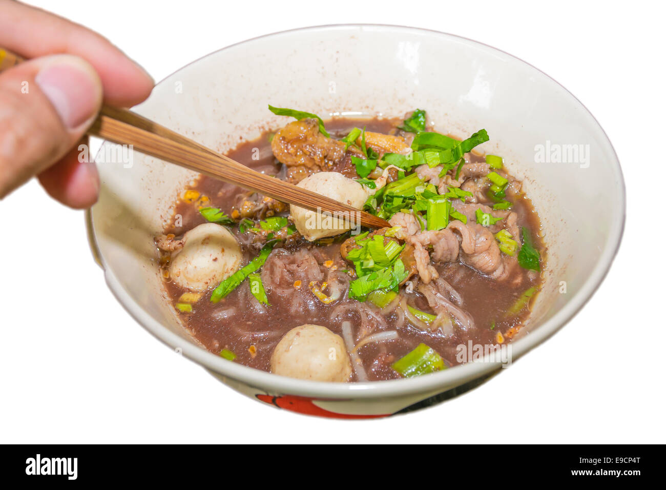 C'est Cascade de porc nouilles (Kuay teow nam tok moo) et la culture thaïlandaise Thai style soupe épicée et nouilles nouilles cuites avec un Thaï Banque D'Images