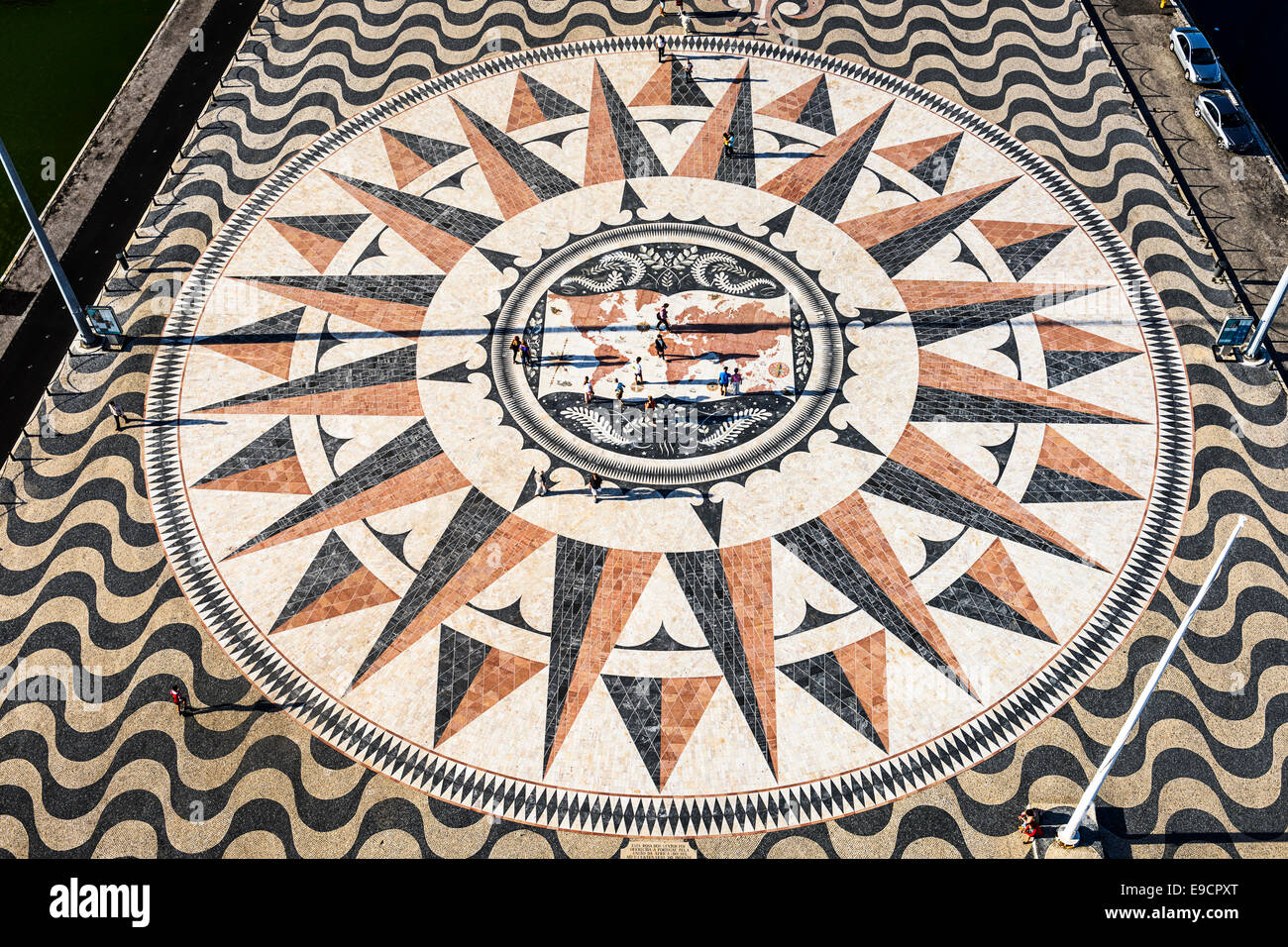 L'avis de Rose des Vents, carré comme vu du haut de la Padrao dos Descobrimentos Monument. Banque D'Images