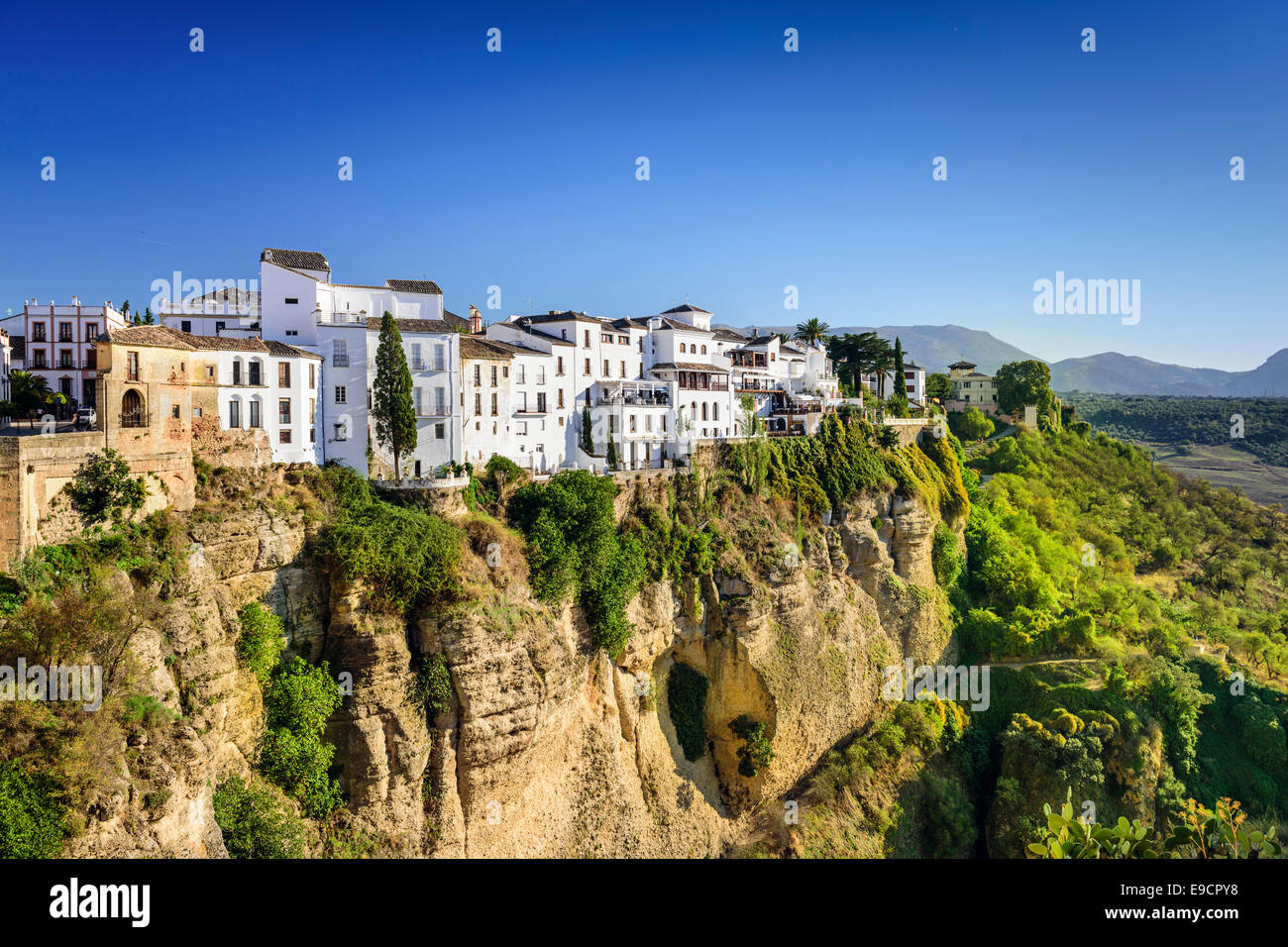 Ronda, Espagne bâtiments sur les gorges du Tage. Banque D'Images
