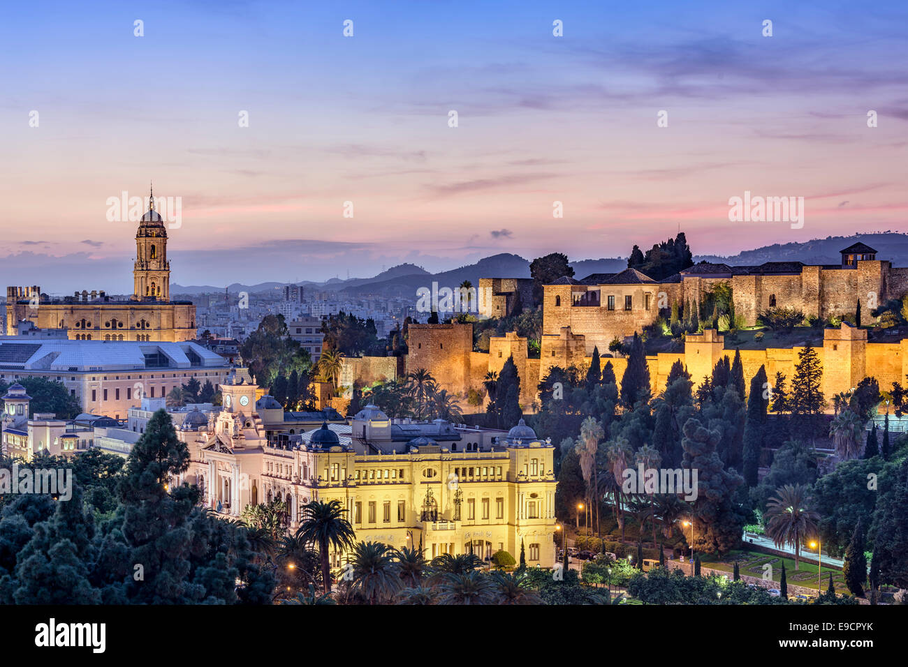 Malaga, Espagne cityscape à la Cathédrale, l'Hôtel de ville et citadelle Alcazaba de Málaga. Banque D'Images