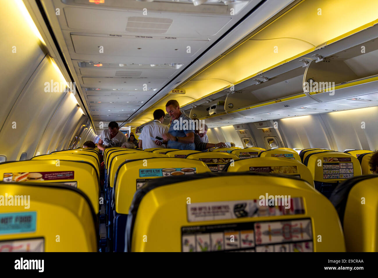 bord d'un Boeing 737-800 de Ryanair Photo Stock - Alamy