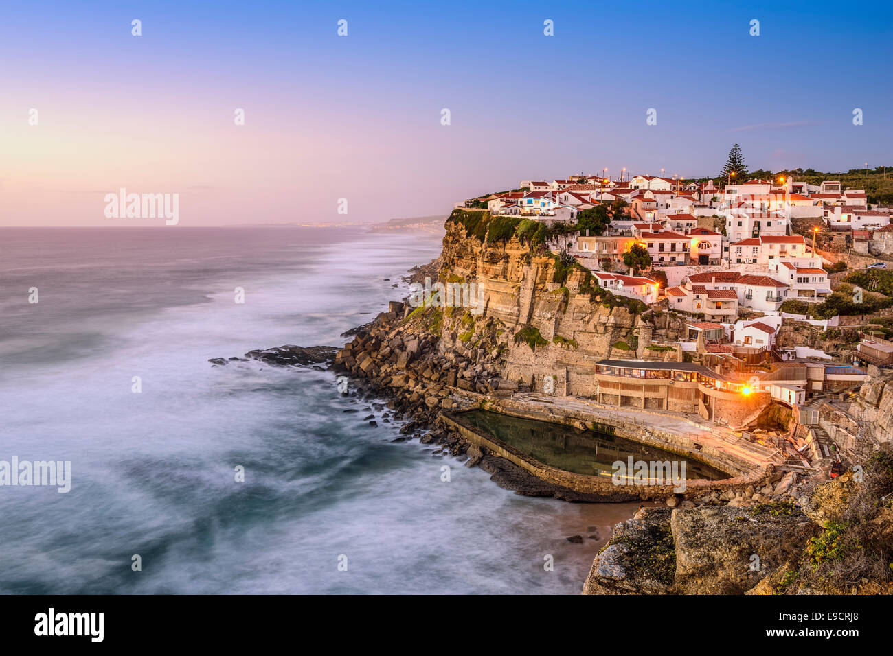 Praia das Maçãs, Sintra, Portugal paysage urbain sur la côte. Banque D'Images