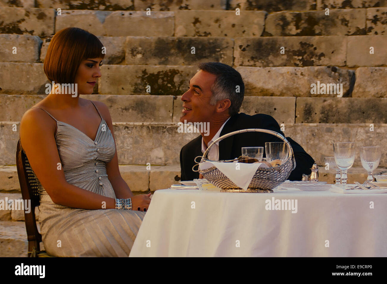 WALKING ON SUNSHINE (2014) ANNABEL SCHOLEY, GREG WISE MAX GIWA (DIR), DANIA PASQUINI (DIR) Banque D'Images