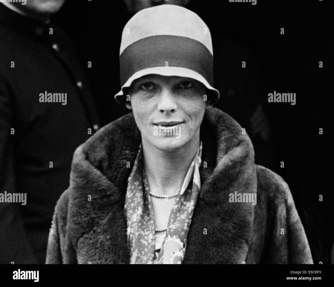 Photo d'époque de la pionnière et auteure de l'aviation américaine Amelia Earhart (1897 – déclarée morte en 1939) – Earhart et son navigateur Fred Noonan ont connu une célèbre disparition en 1937 alors qu'elle essayait de devenir la première femme à effectuer un vol de navigation du globe. Earhart est photographié en novembre 1928 à l'extérieur de la Maison Blanche lors d'une visite du président Calvin Coolidge. Banque D'Images
