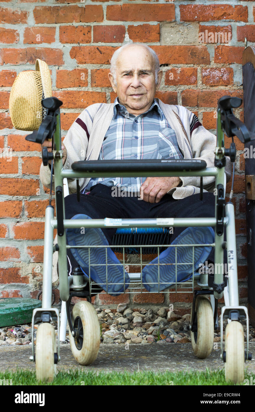 Vieux, friendly homme avec chapeau de paille et déambulateur Banque D'Images