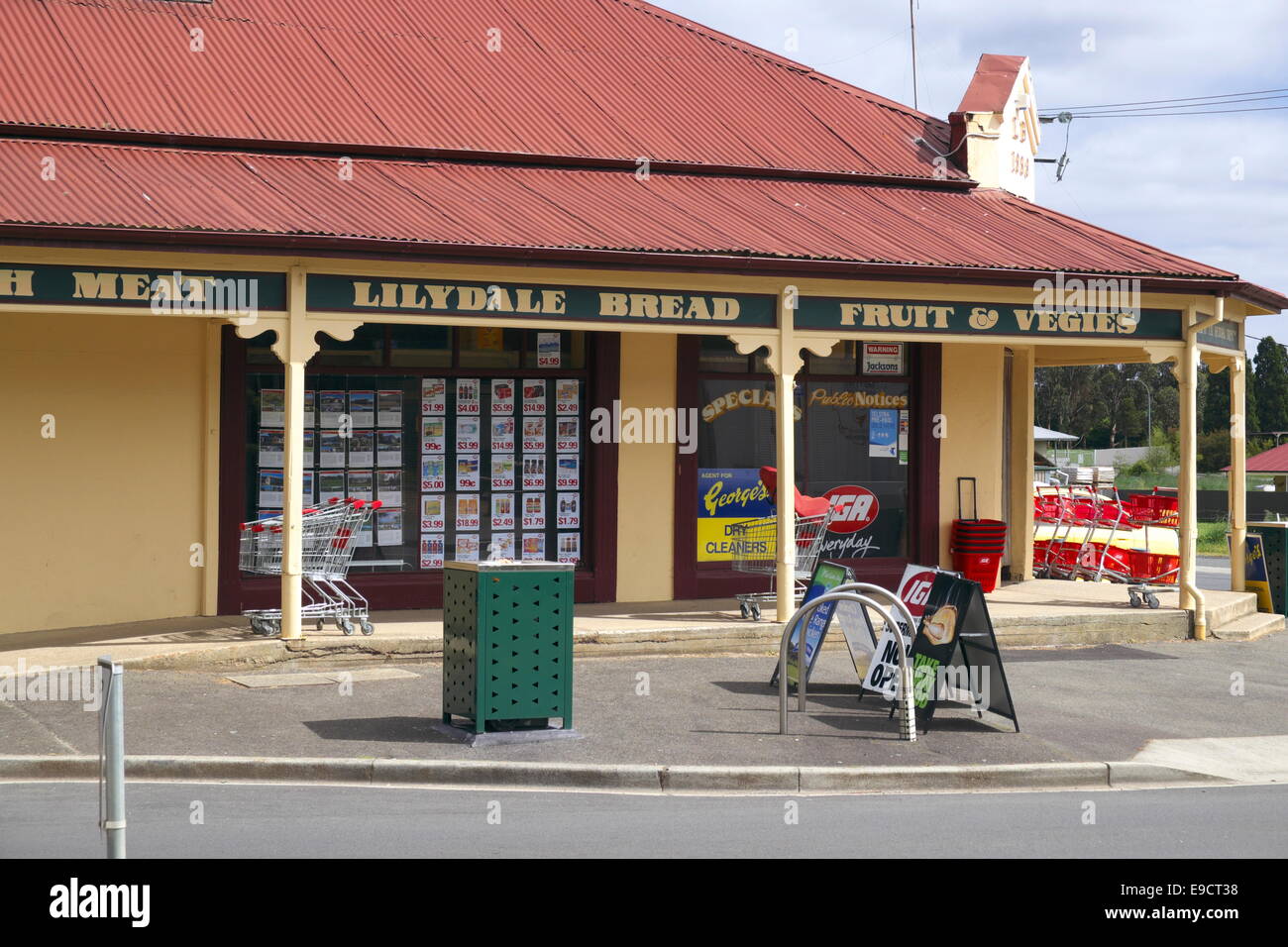 Bâtiment traditionnel du 19ème siècle maintenant corner shop à Lilydale,petit village ville au nord-est de la Tasmanie, Australie Banque D'Images