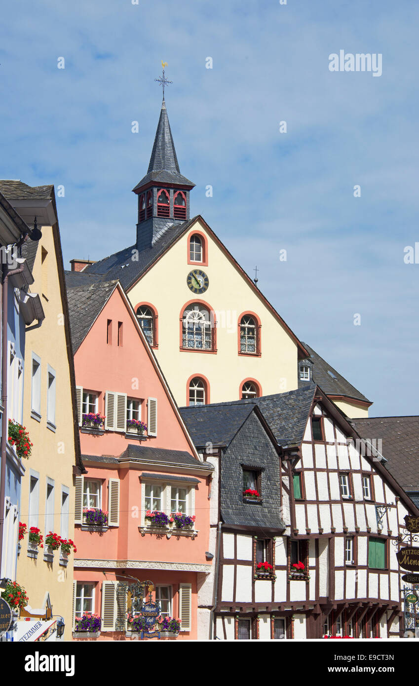 Les bâtiments et l'église vieille ville de Bernkastel-Kues Allemagne Vallée de la Moselle Banque D'Images