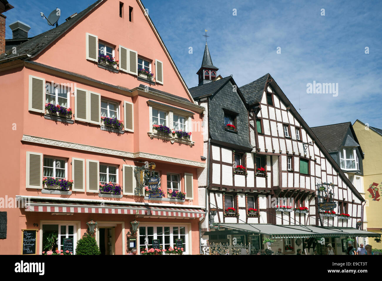 Vieille ville de bâtiments de la vallée de la Moselle Bernkastel-Kues Allemagne Banque D'Images