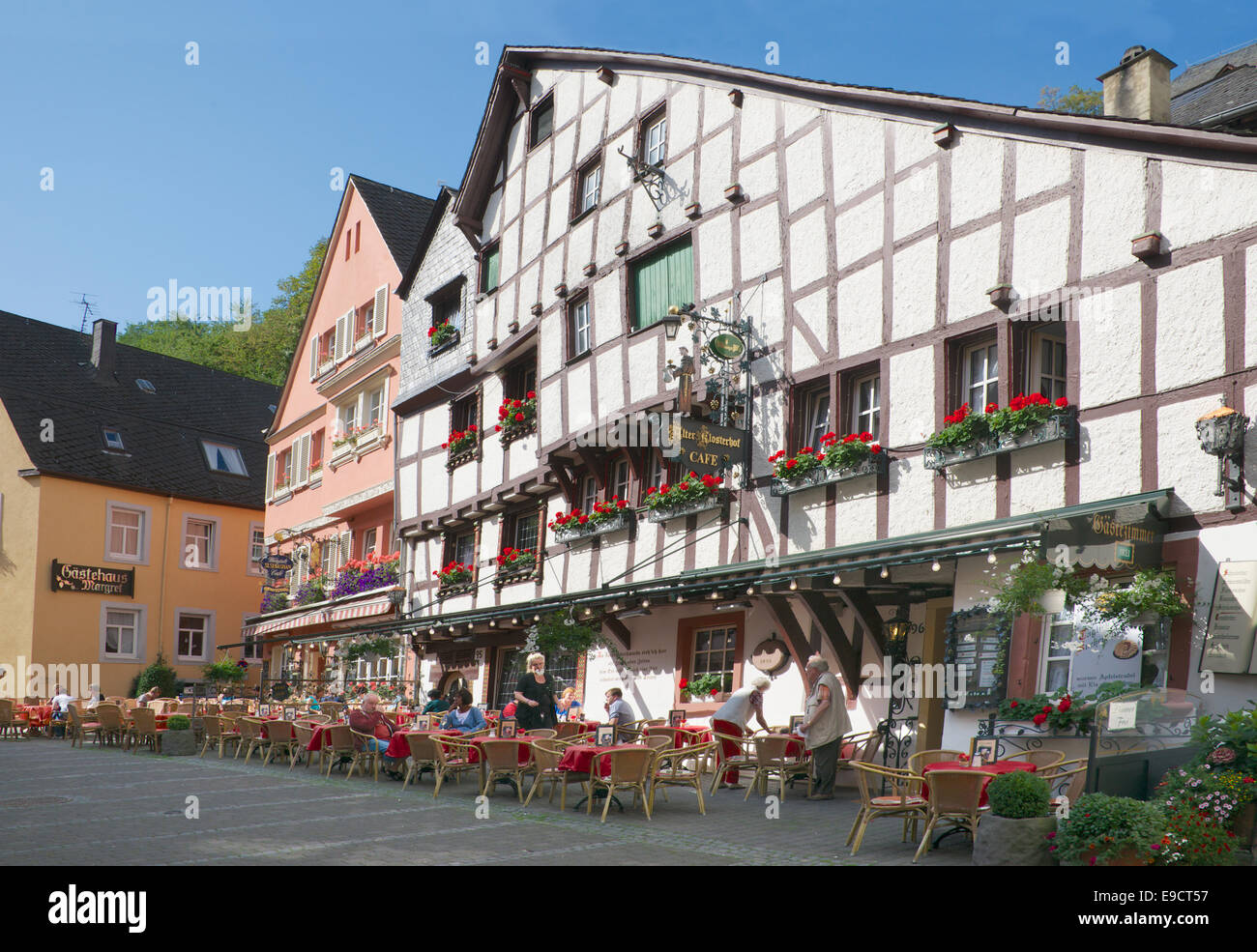 Restaurant en plein air vieille ville de Bernkastel-Kues Allemagne Vallée de la Moselle Banque D'Images