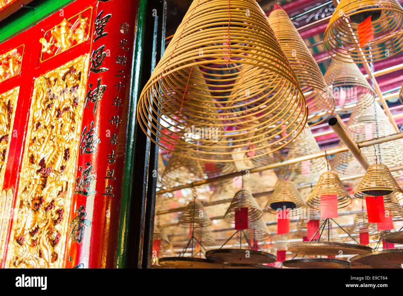 Encens en spirale à combustion Man Ho Temple sur Hollywood Road, Hong Kong Island Banque D'Images