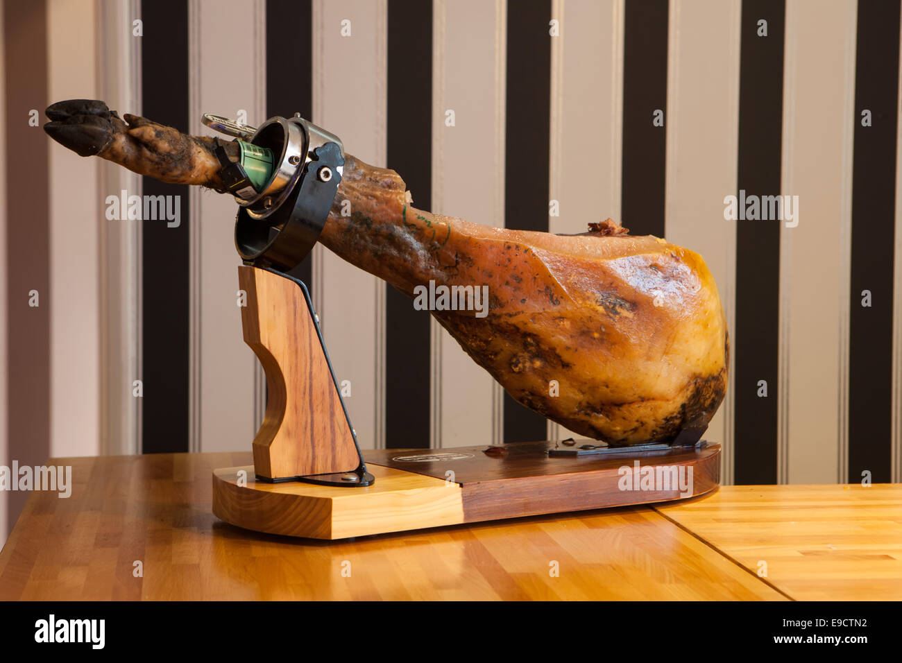 Jambon Ibérique espagnol de la jambe noire dans le tableau Banque D'Images