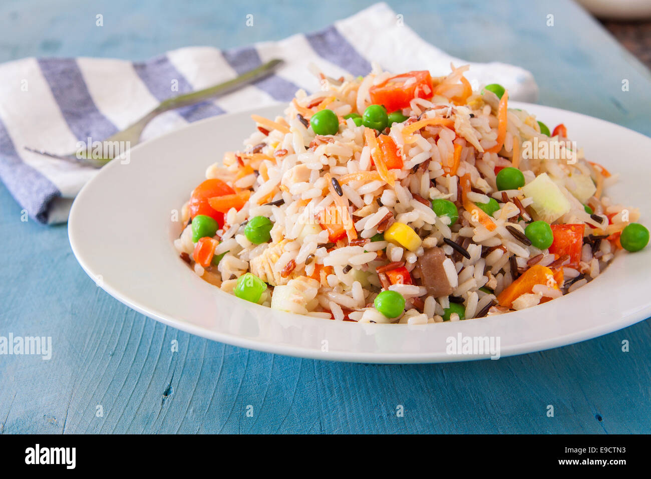Salade de riz avec légumes frais sur bol blanc Banque D'Images