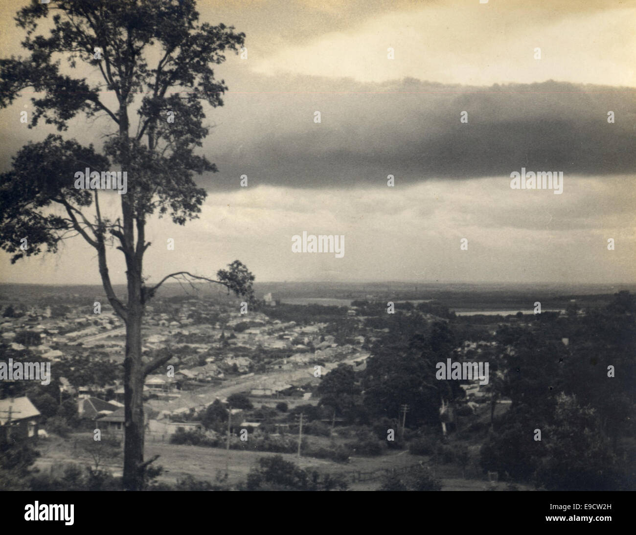 Une photographie dramatique intitulée « an Angry Sky », montrant le temps agité au-dessus de Sydney, en Nouvelle-Galles du Sud. L'image capture un ciel intense avec des nuages sombres, reflétant un puissant phénomène naturel. Banque D'Images