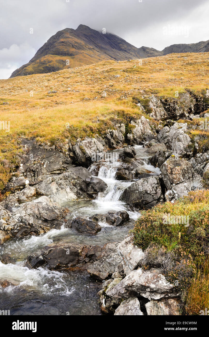 Camasunary, un emplacement à distance près de Elgol sur l'île de Skye. Couleurs d'automne dans le paysage de landes. Banque D'Images