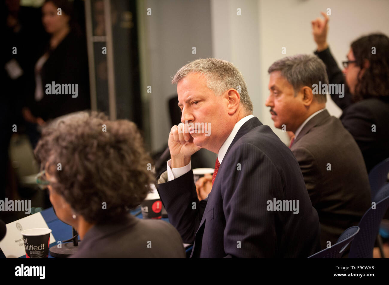 Brooklyn, New York, USA. 24 Oct, 2014. Le maire Bill DE BLASIO, rejoint par le chef de la direction de la santé de la ville de New York et les hôpitaux Corporation M. RAM RAJU, commissaire du Ministère de la santé et de l'hygiène mentale Dr MARY TRAVIS BASSETT et directeur adjoint pour les maladies infectieuses Dr RIMA KHABBAZ, fournit une mise à jour sur le virus Ebola patient à l'Hôpital Bellevue, Vendredi, Octobre 24, 2014. Credit : Bryan Smith/ZUMA/Alamy Fil Live News Banque D'Images