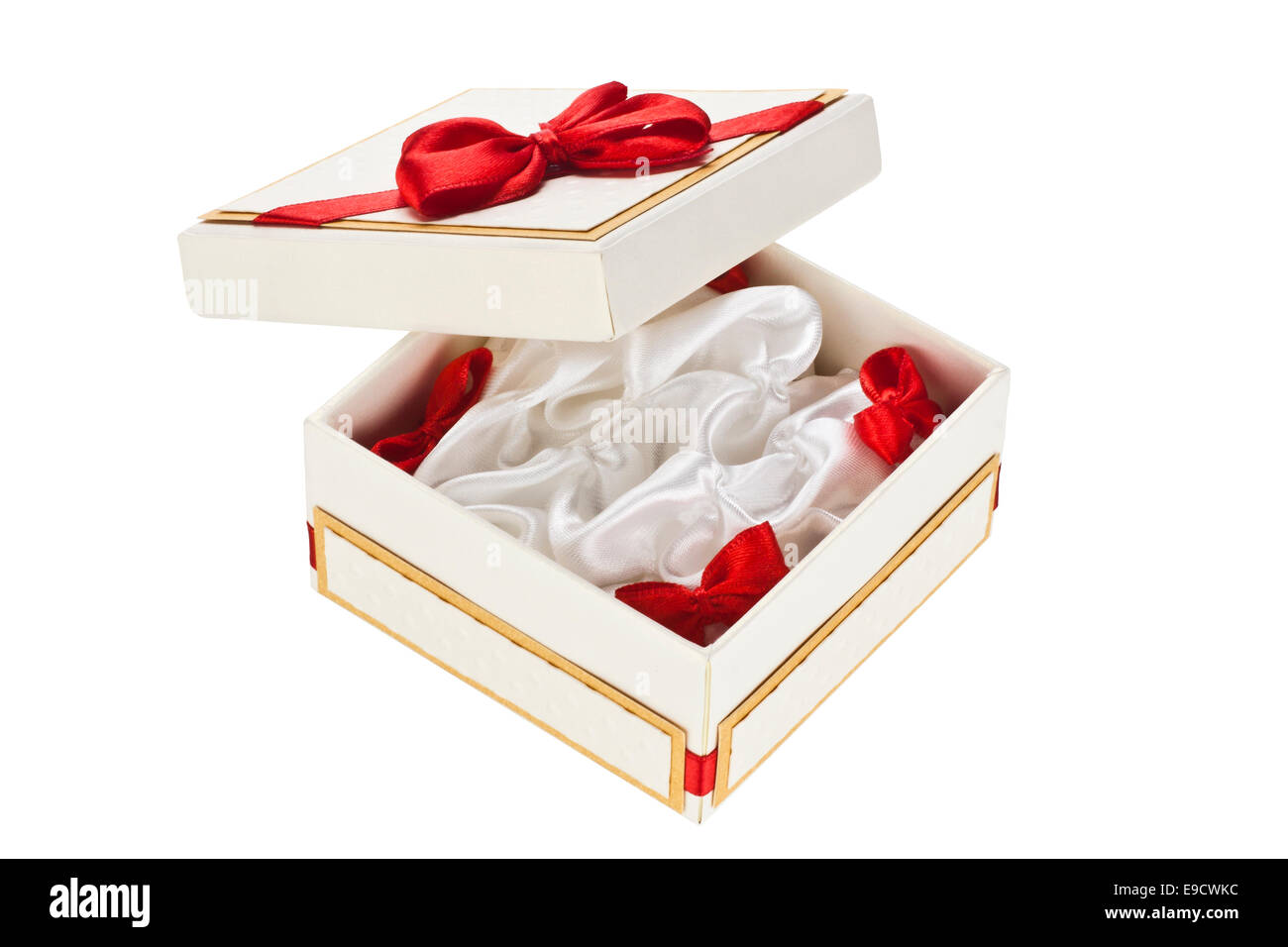 Boîte cadeau avec ruban blanc isolé sur fond blanc Banque D'Images