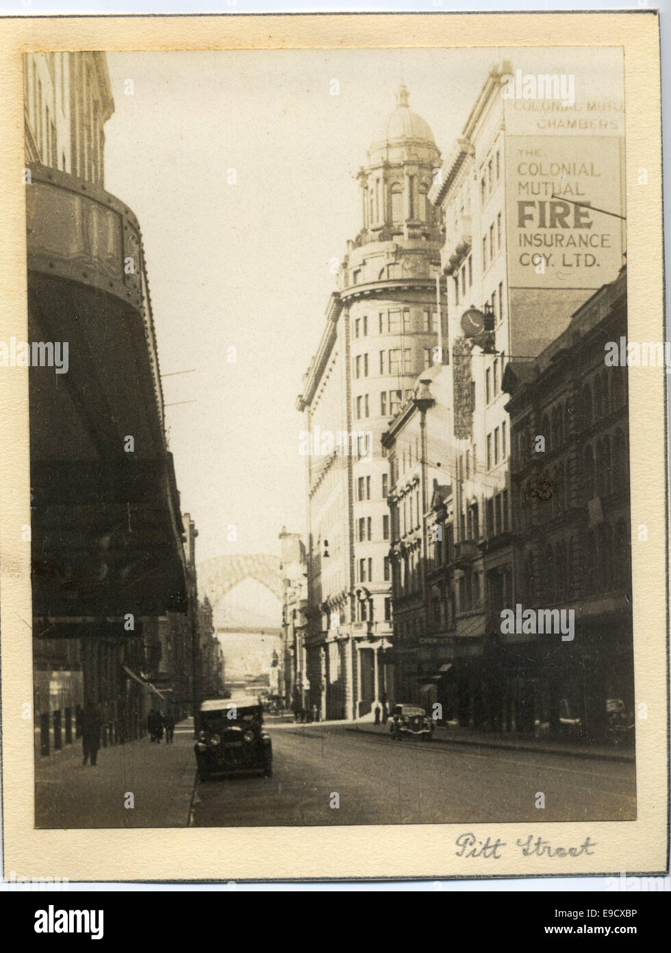 Une photographie de Pitt Street, une rue importante au cœur de Sydney, en Australie. L'image capture l'environnement urbain animé, mettant en valeur le paysage architectural et l'activité de la rue. Banque D'Images