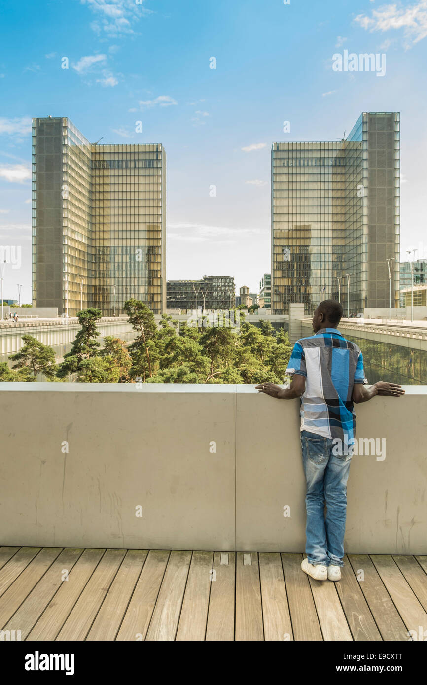 Jeune homme en contemplant la cour intérieure de la nouvelle bibliothèque nationale de France, bibliothèque nationale de france Banque D'Images